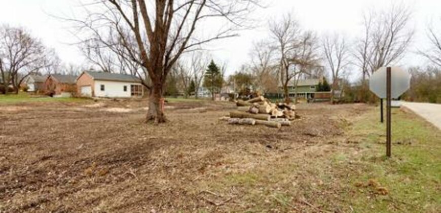 Barrington – 1011B S Cook St